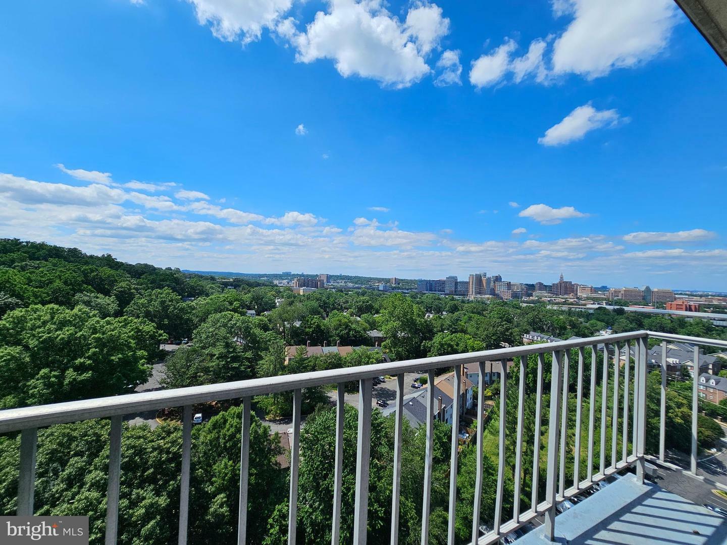Property Photo: 2059 Huntington Avenue 1608 VA 22303