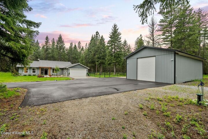 Property Photo:  990 Goldfinch Ln  ID 83869 