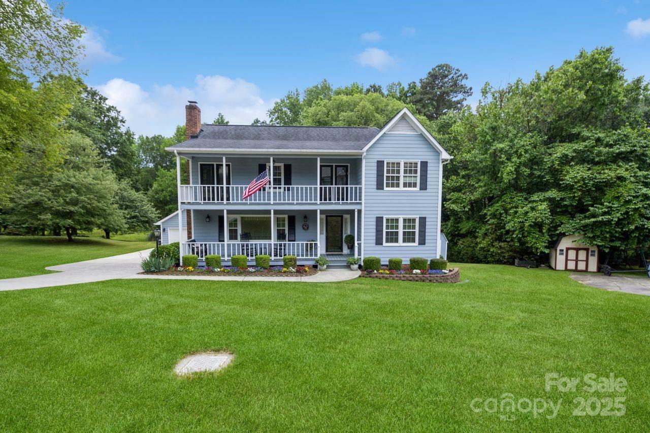 Property Photo: 16612 Grapperhall Drive NC 28078