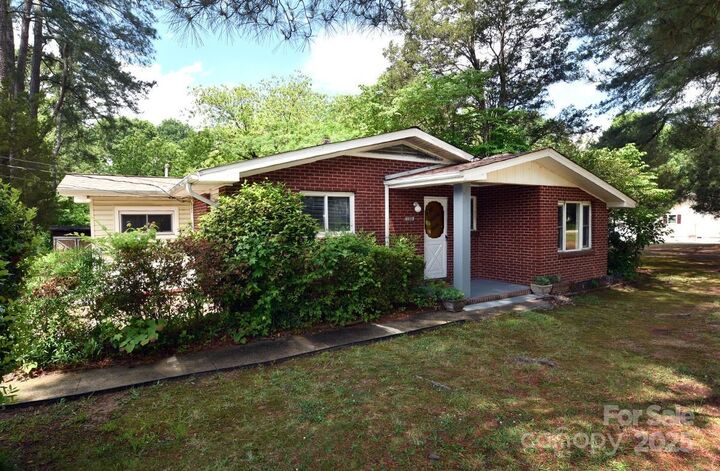 Property Photo:  709 Sunset Drive  NC 28147