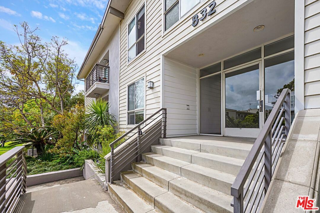 Property Photo: 832 Euclid St CA 90403