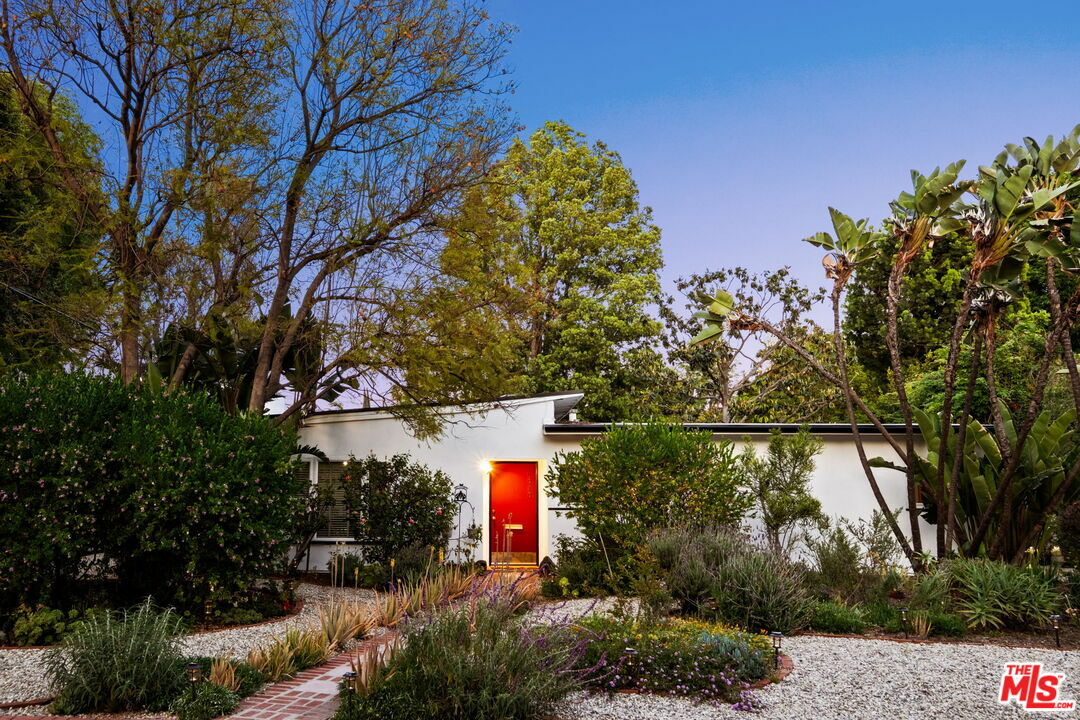 Property Photo: 5940 Varna Ave CA 91401