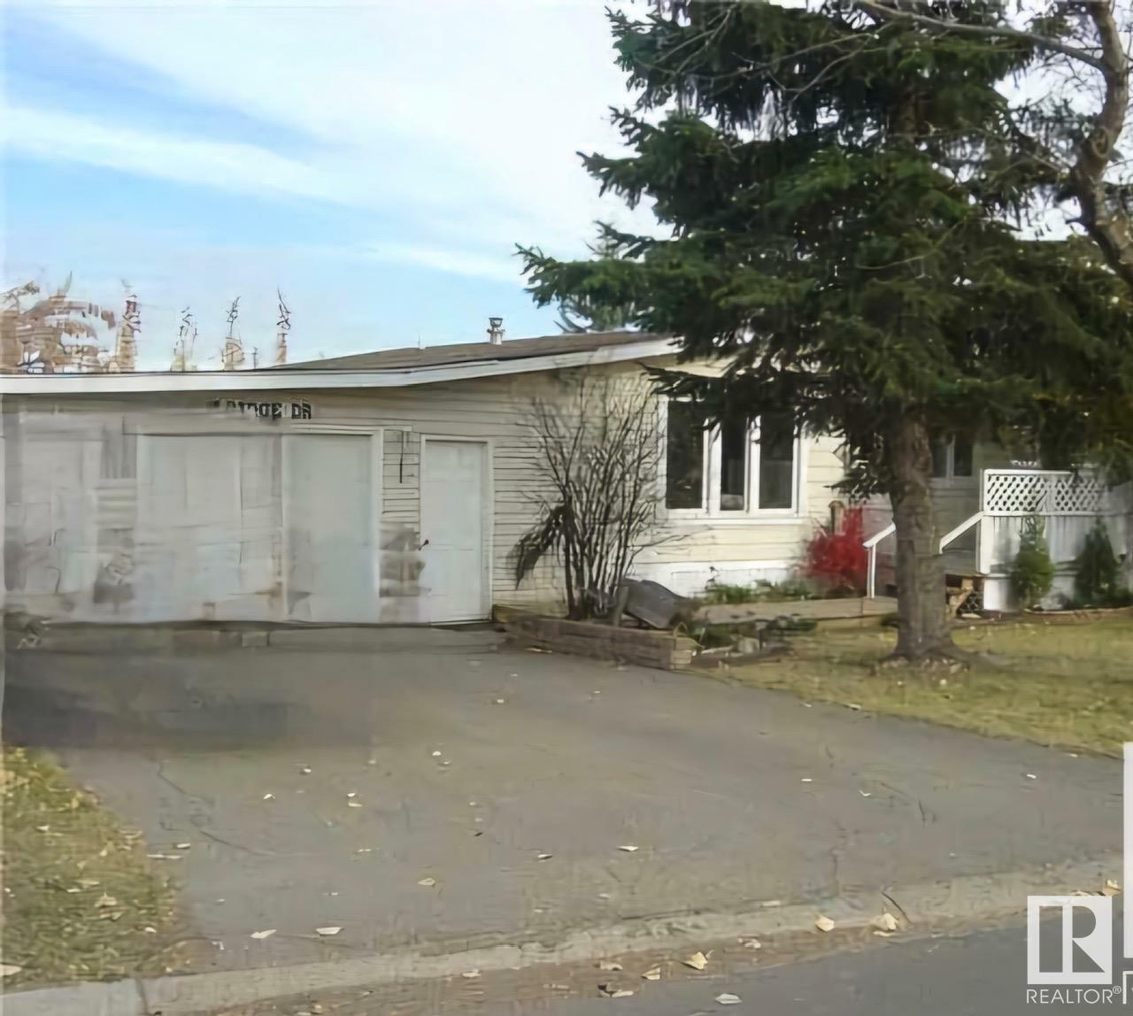 Property Photo: 2 Oak Ridge Drive NW NW AB T6P 1G8