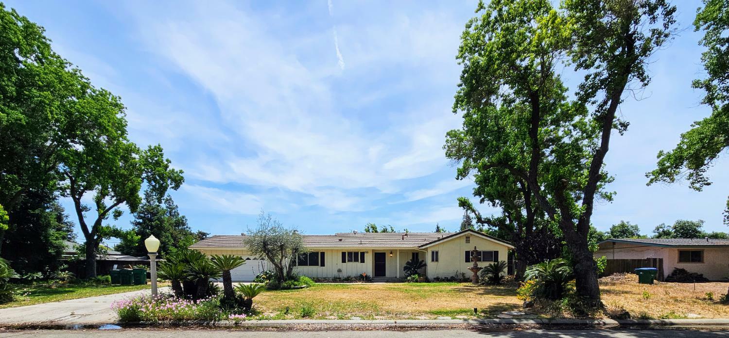 Property Photo: 5850 E Parkside Drive CA 93727