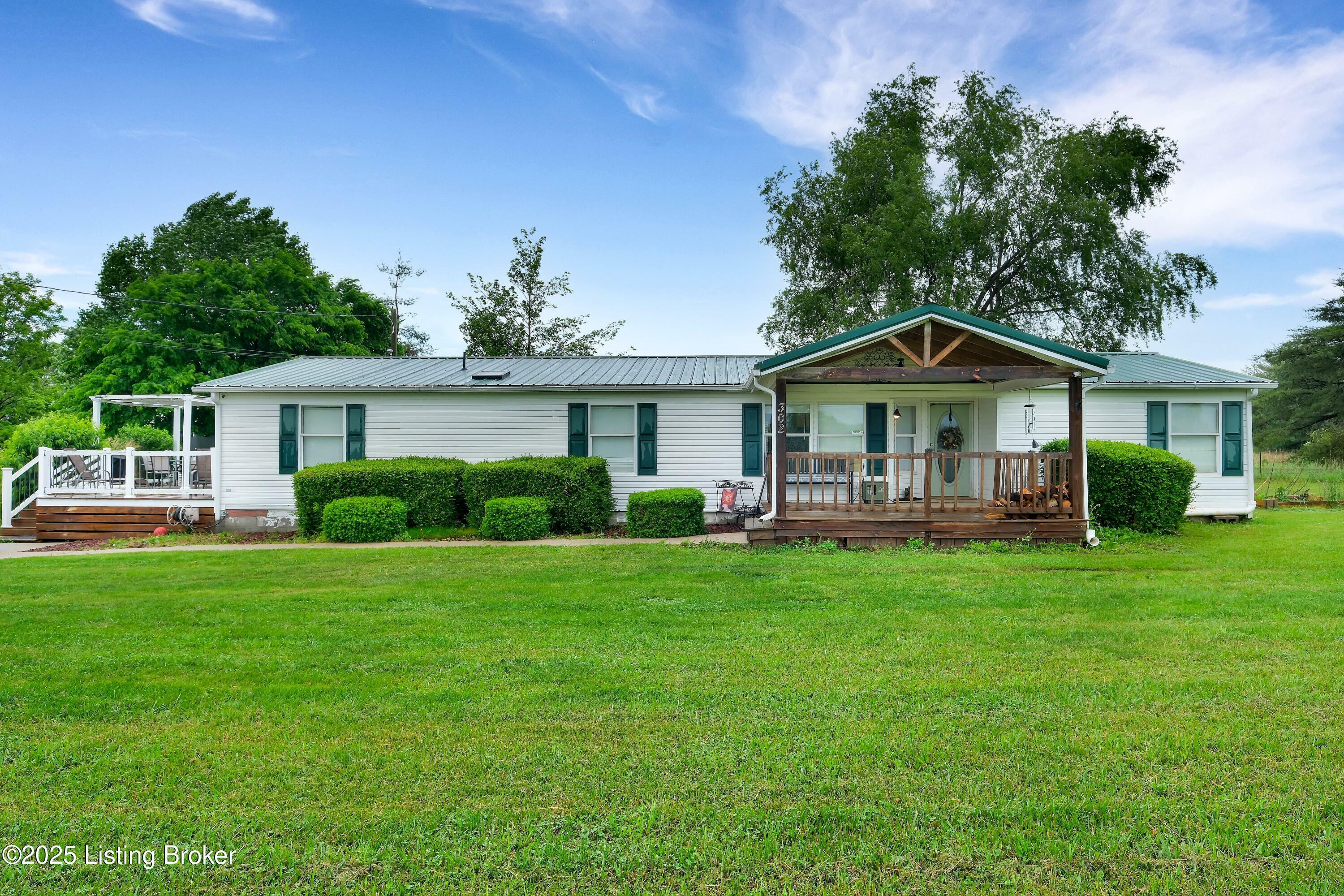 Property Photo: 302 Jackson Hill Rd KY 40165