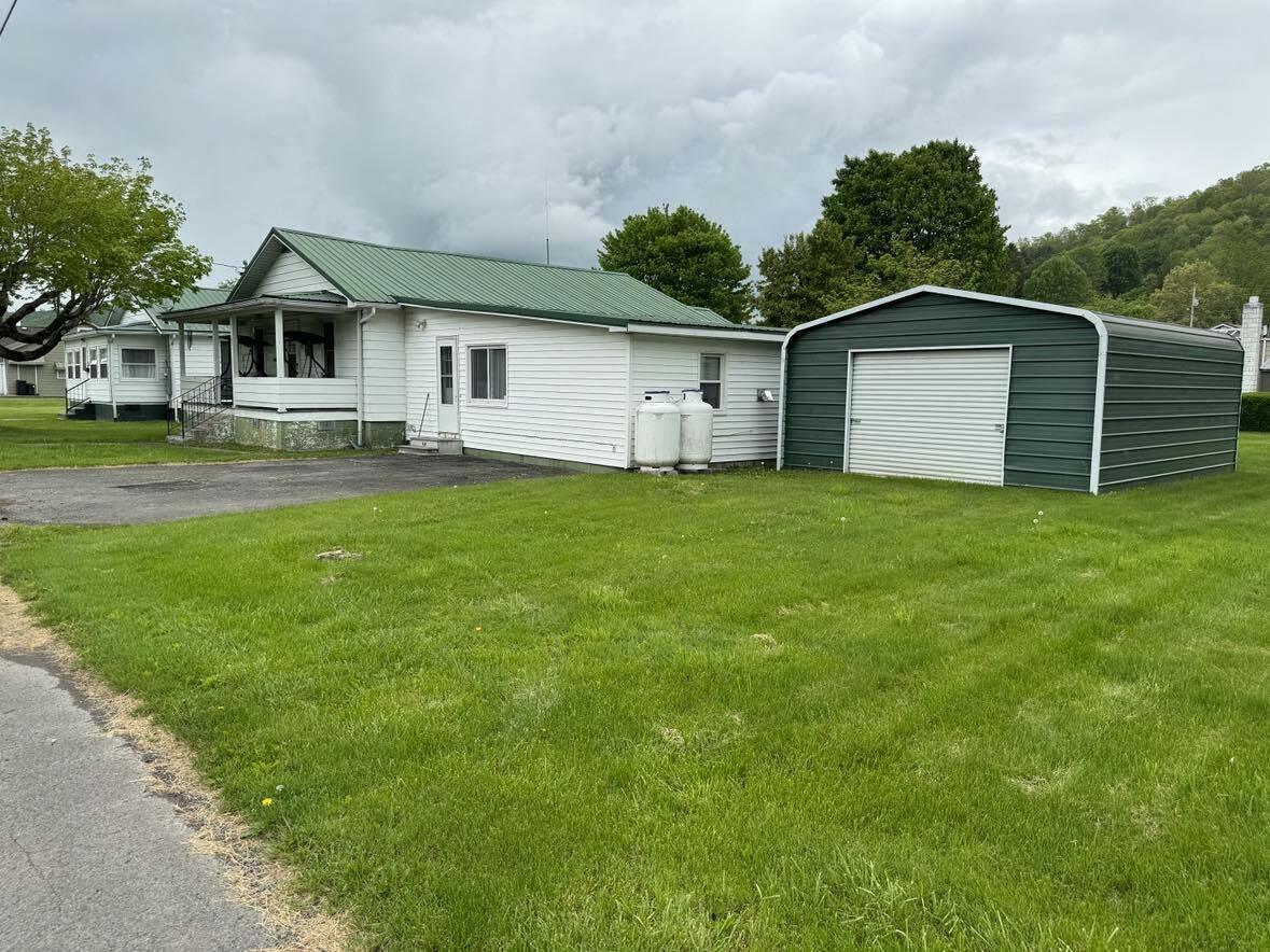Property Photo: 421 9th St WV 25962