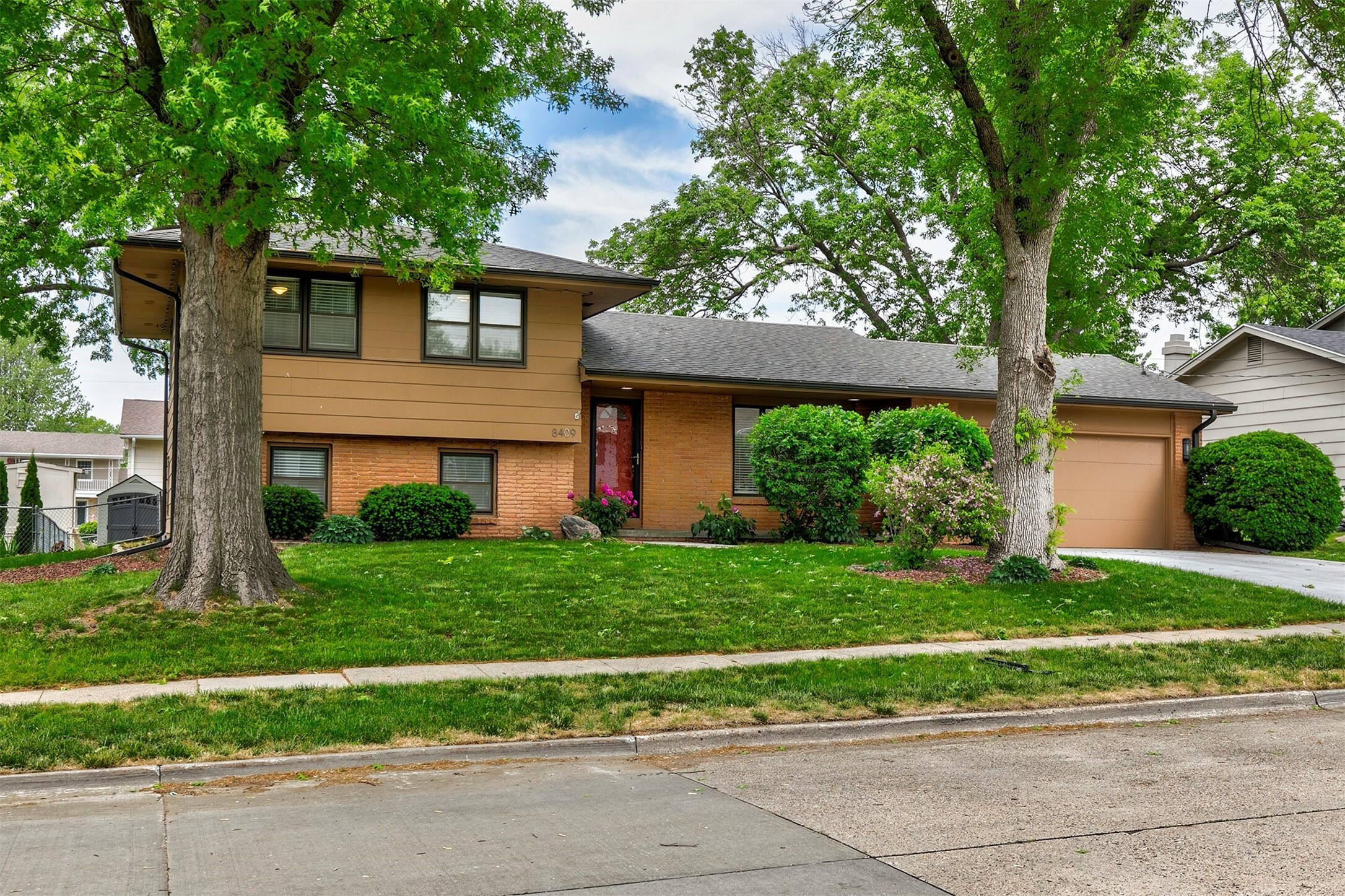 Property Photo: 8409 Prairie Avenue IA 50322