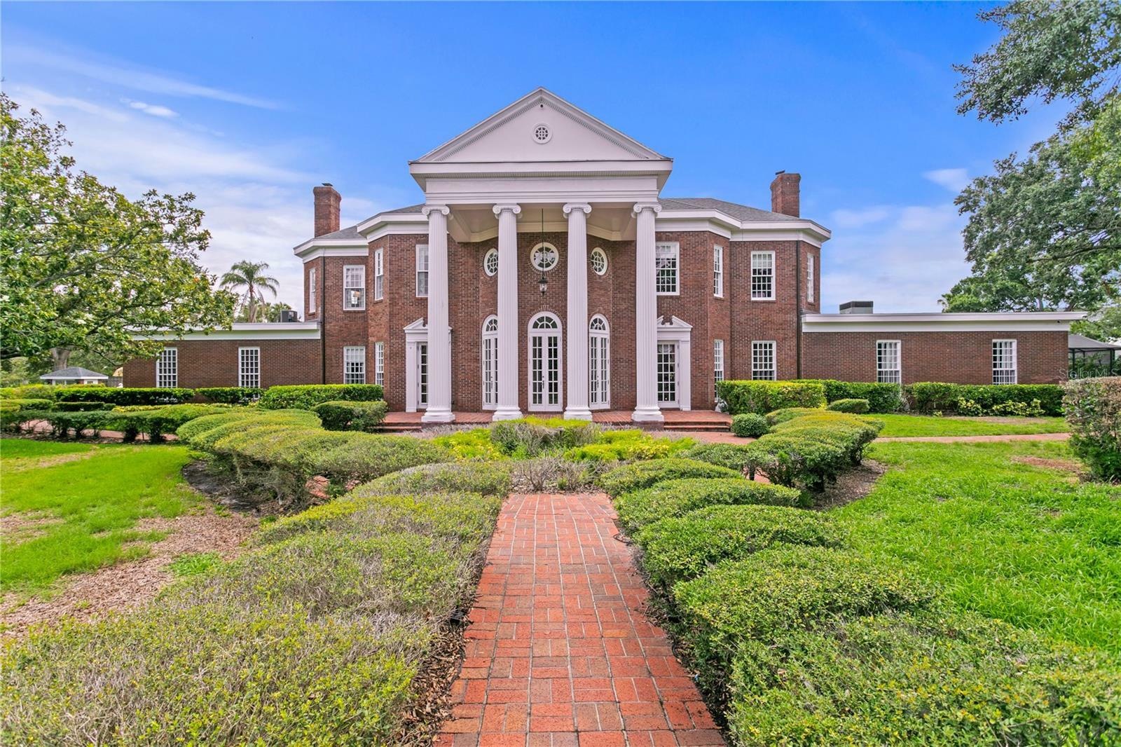 Property Photo: 5002 S Shore Crest Circle FL 33609
