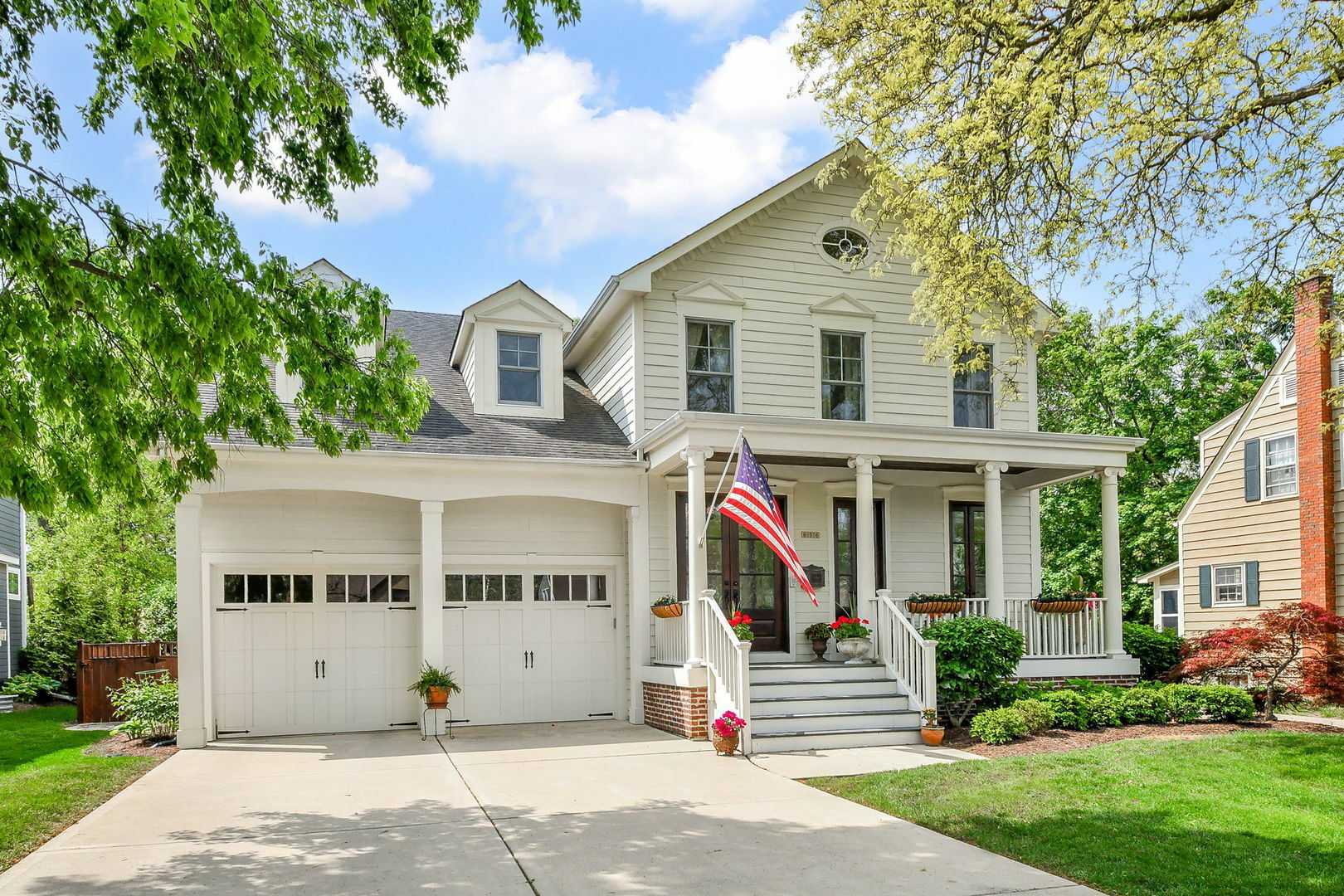Property Photo: 616 E Indiana Street IL 60187