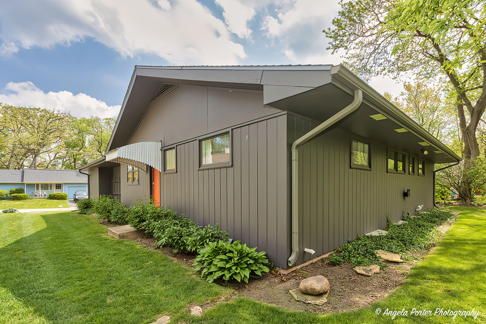 Property Photo: 536 Lawndale Avenue IL 60098