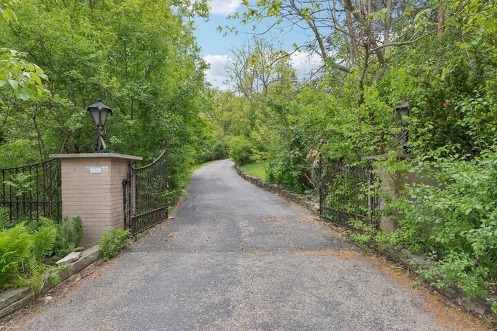 Property Photo:  557 Signal Hill Road  IL 60010 