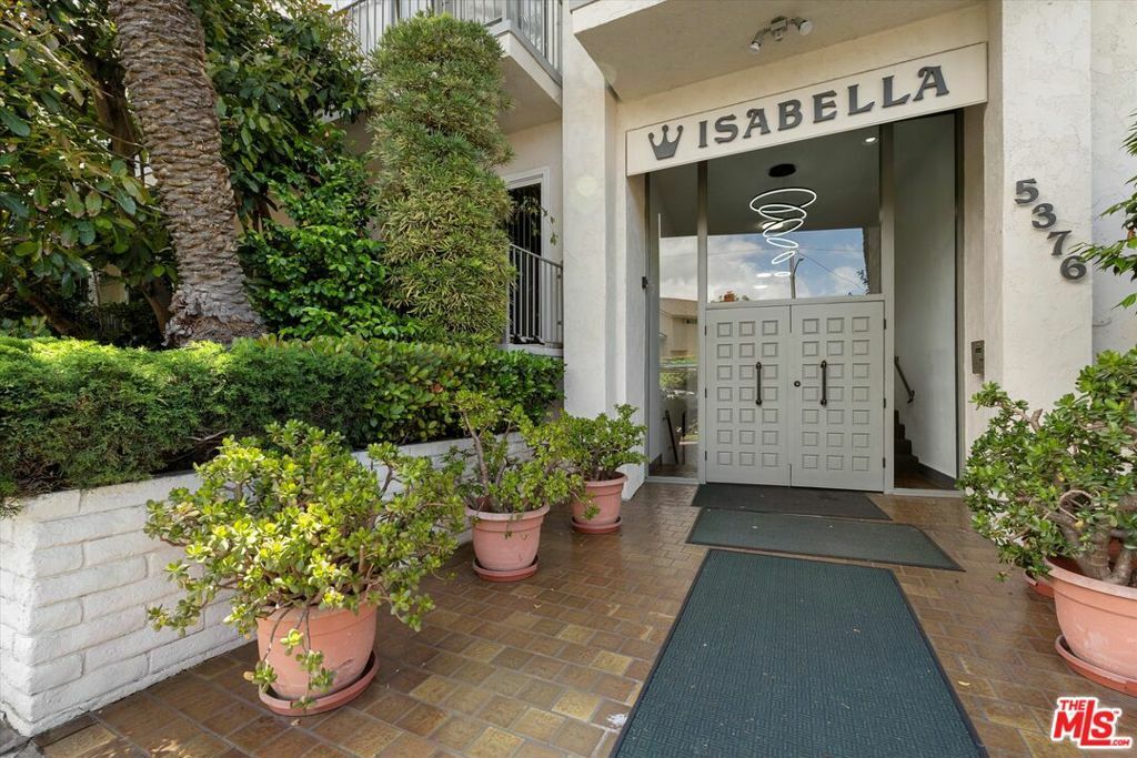 Property Photo: 5376 Fairview Boulevard 205 CA 90056