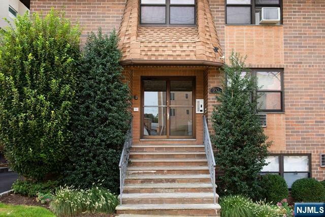 Property Photo:  20 W Harriet Avenue 2  NJ 07650 