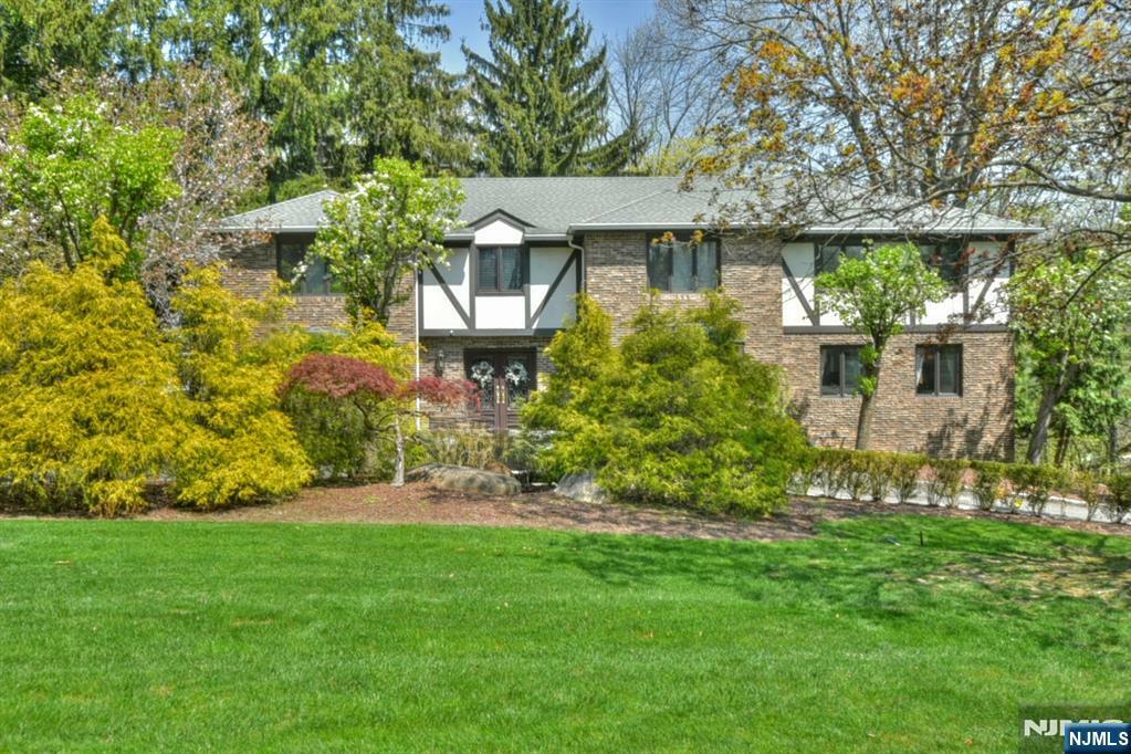 69 Knollwood Road  Upper Saddle River NJ 07458 photo