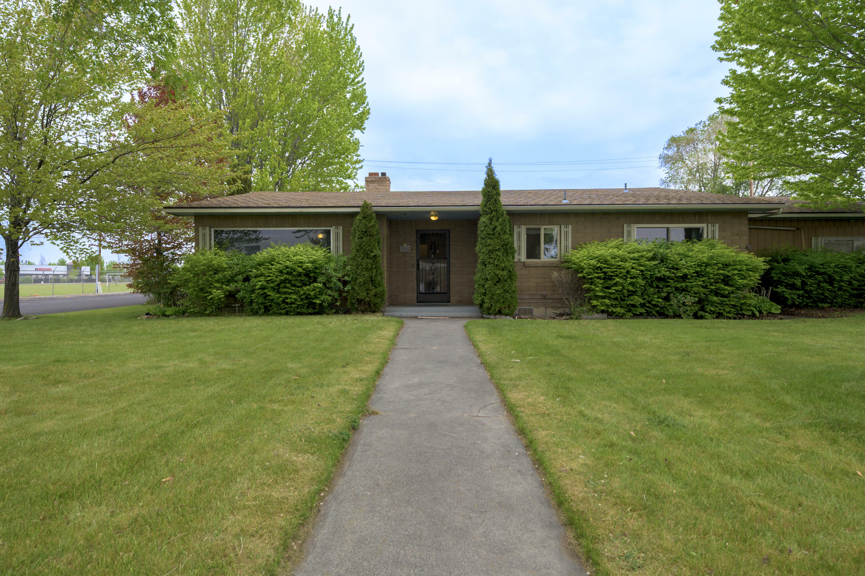 Property Photo: 1406 SW 12th Street OR 97756