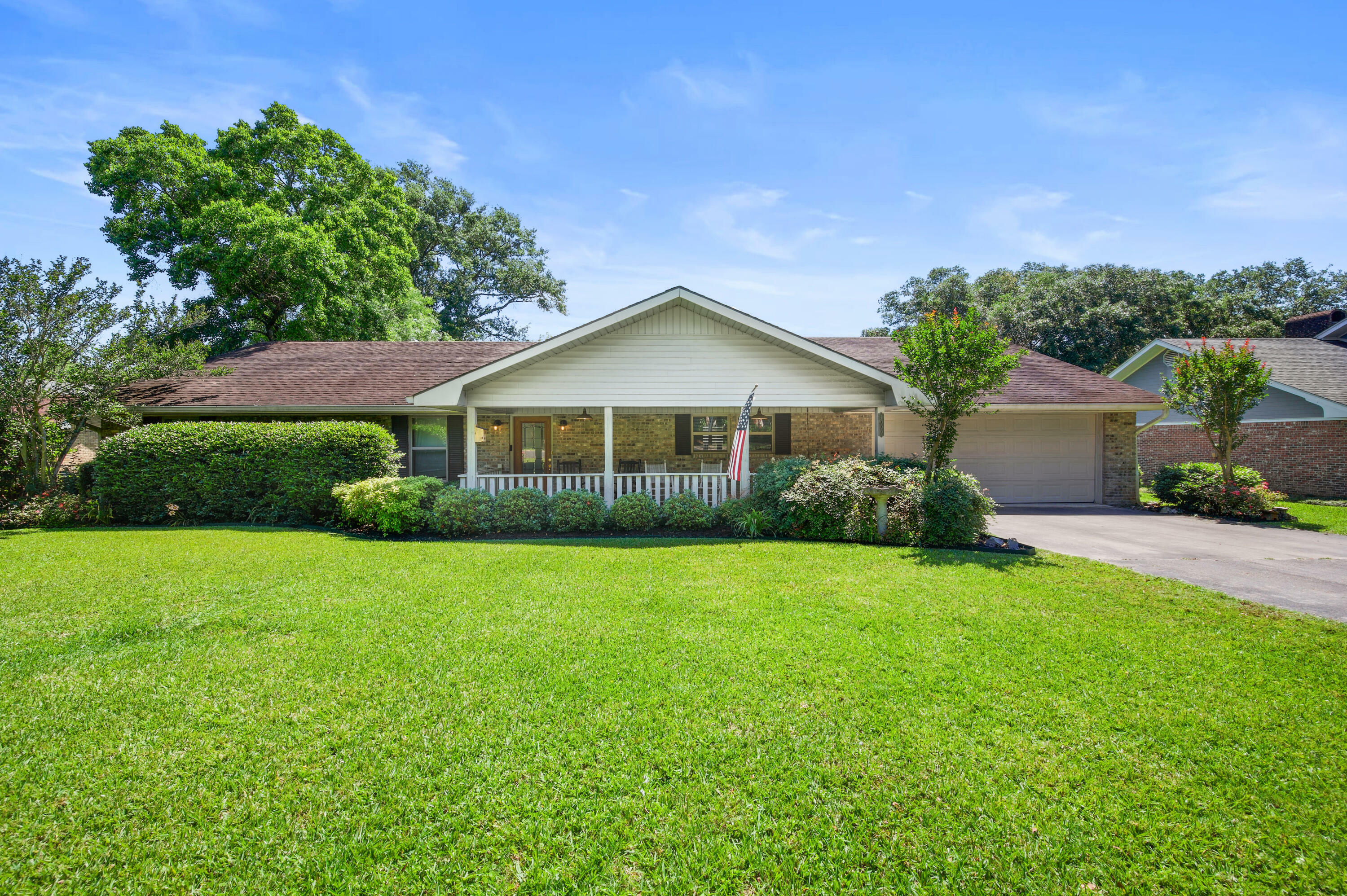 Property Photo: 1000 Kathleen Dr LA 70634