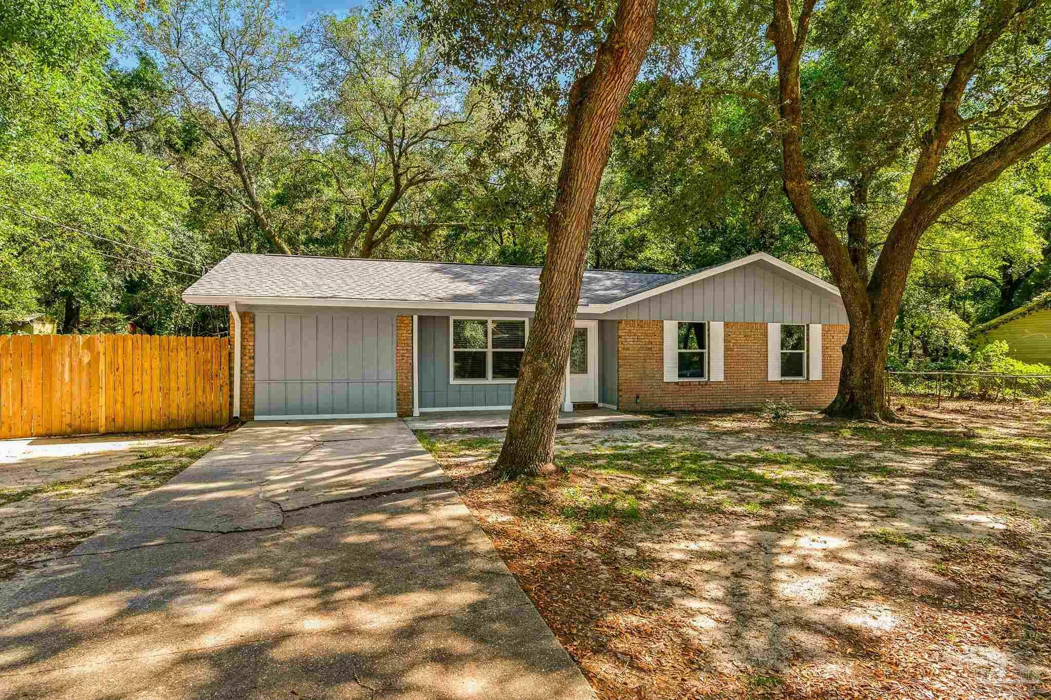 Property Photo: 6257 Mohawk Trl FL 32583