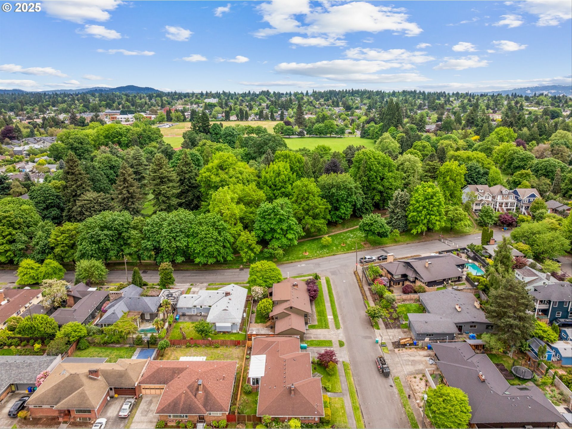 Property Photo: 3905 NE Holman St OR 97211