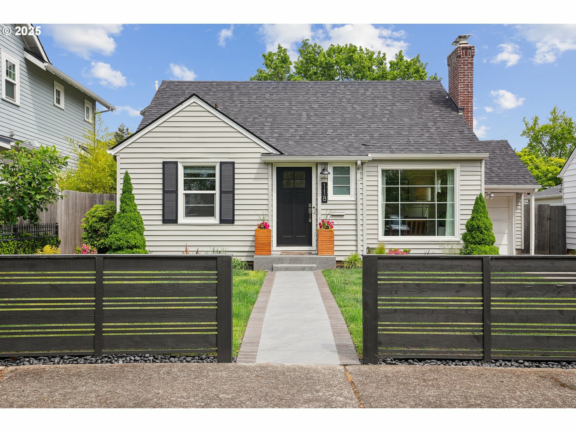 Property Photo: 118 E 36th St WA 98663
