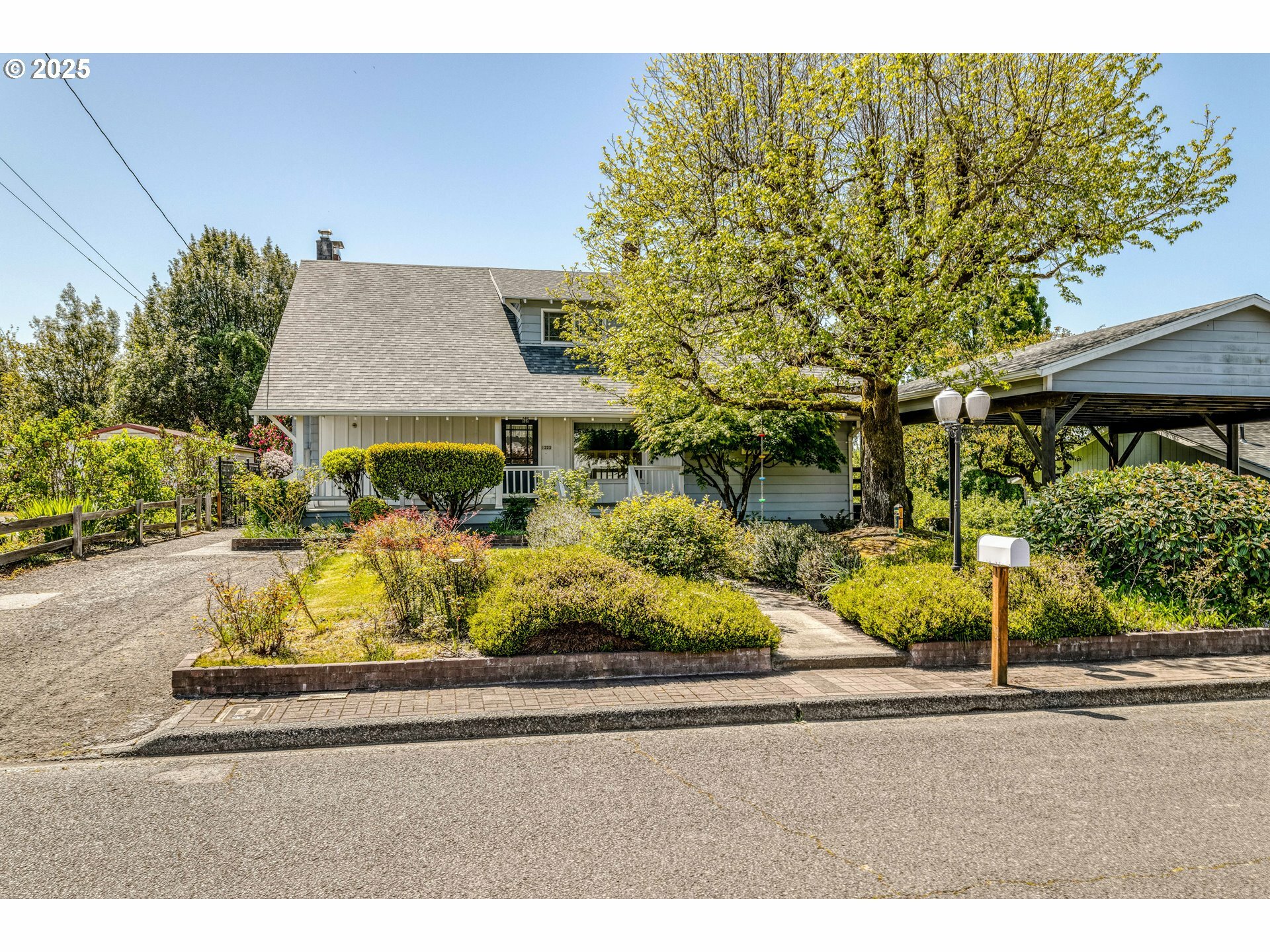 Property Photo: 1223 W 9th St OR 97423