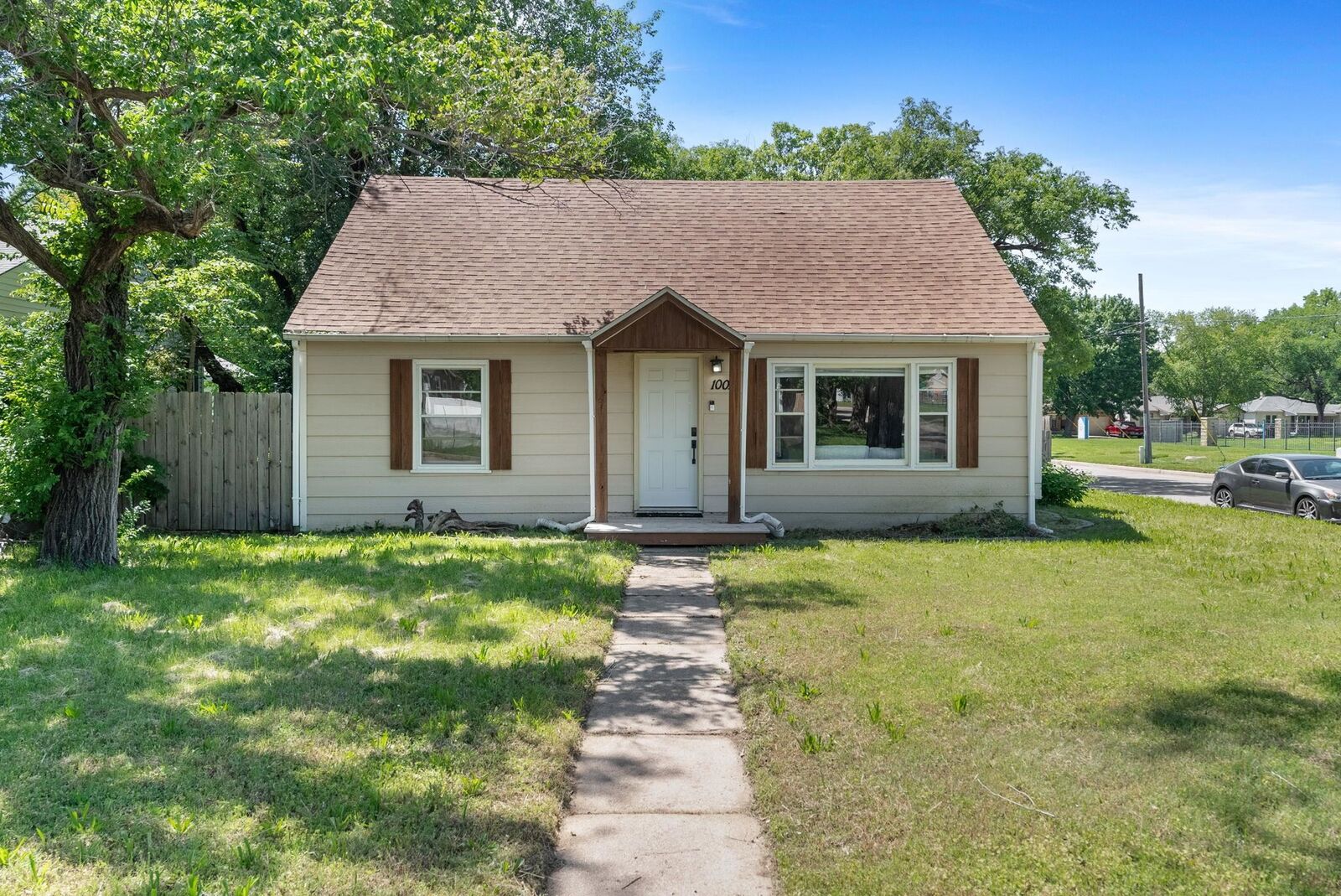 Property Photo:  1001 S Yale Ave  KS 67218 