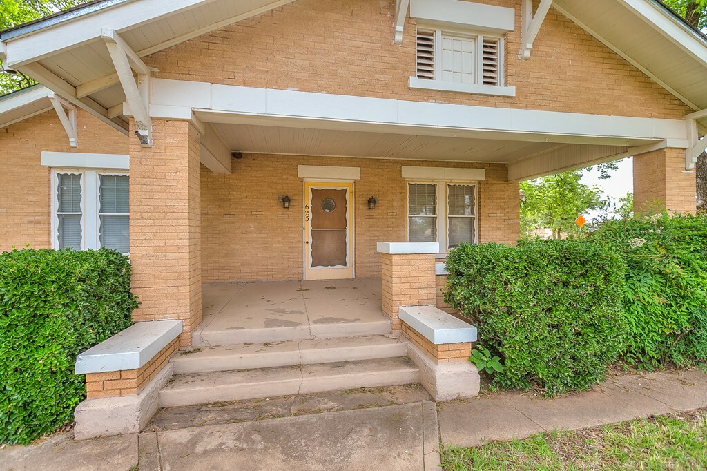 Property Photo: 623 S Washington St TX 76933