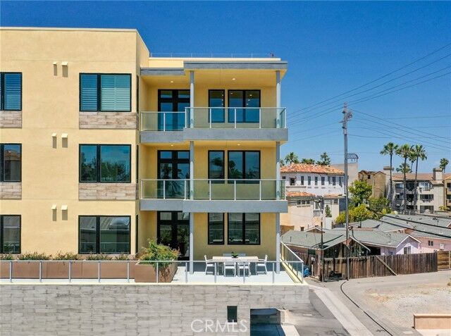 Property Photo:  414 Main 200  CA 92648 