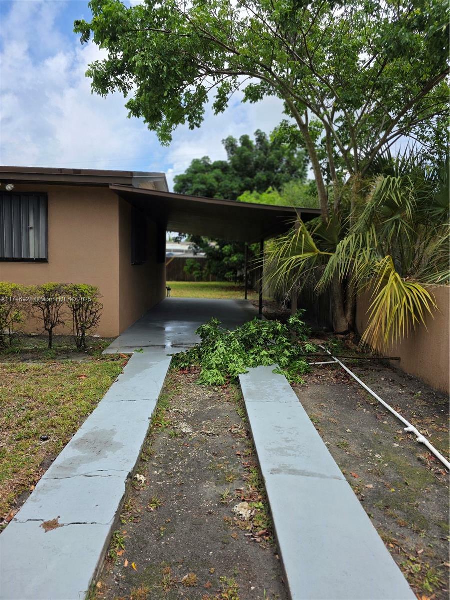 Property Photo: 11615 Lincoln Blvd FL 33176