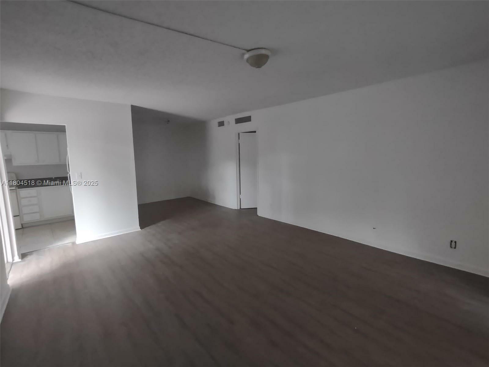Property Photo: 4003 N University Dr 101 FL 33351