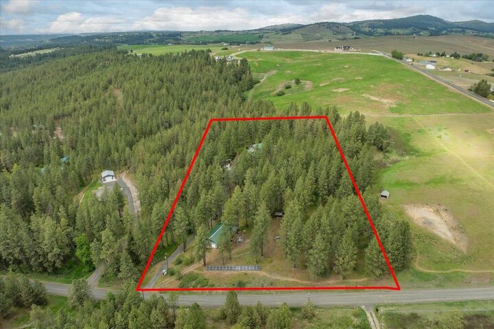 Property Photo: 5217 E Stoughton Rd WA 99036