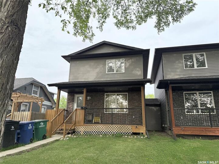 Property Photo: 418 L Avenue N SK S7L 2P7