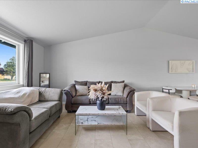 Property Photo: 4811 Holly Way WA 99353