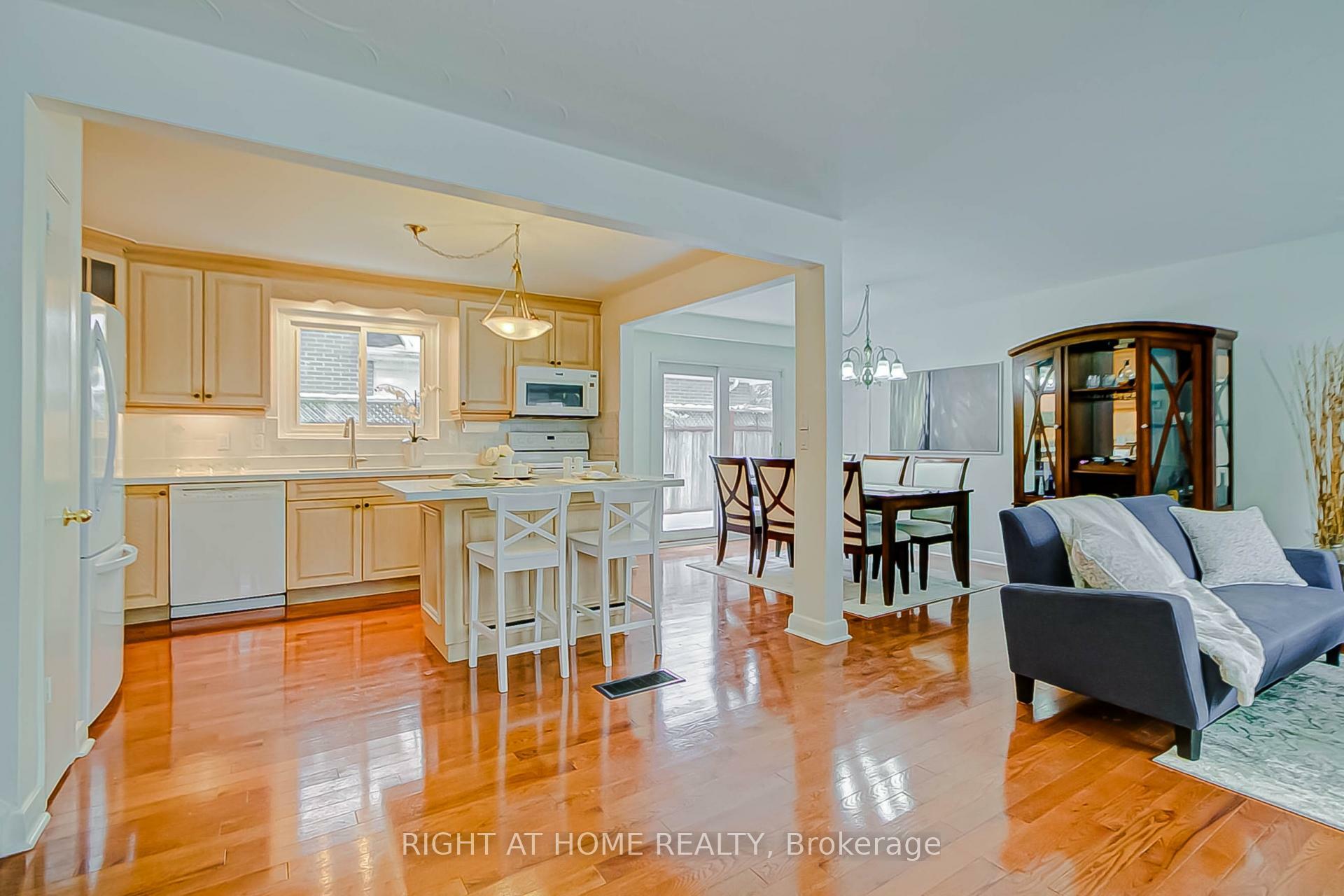 Property Photo: 130 Cultra Square ON M1E 2E3