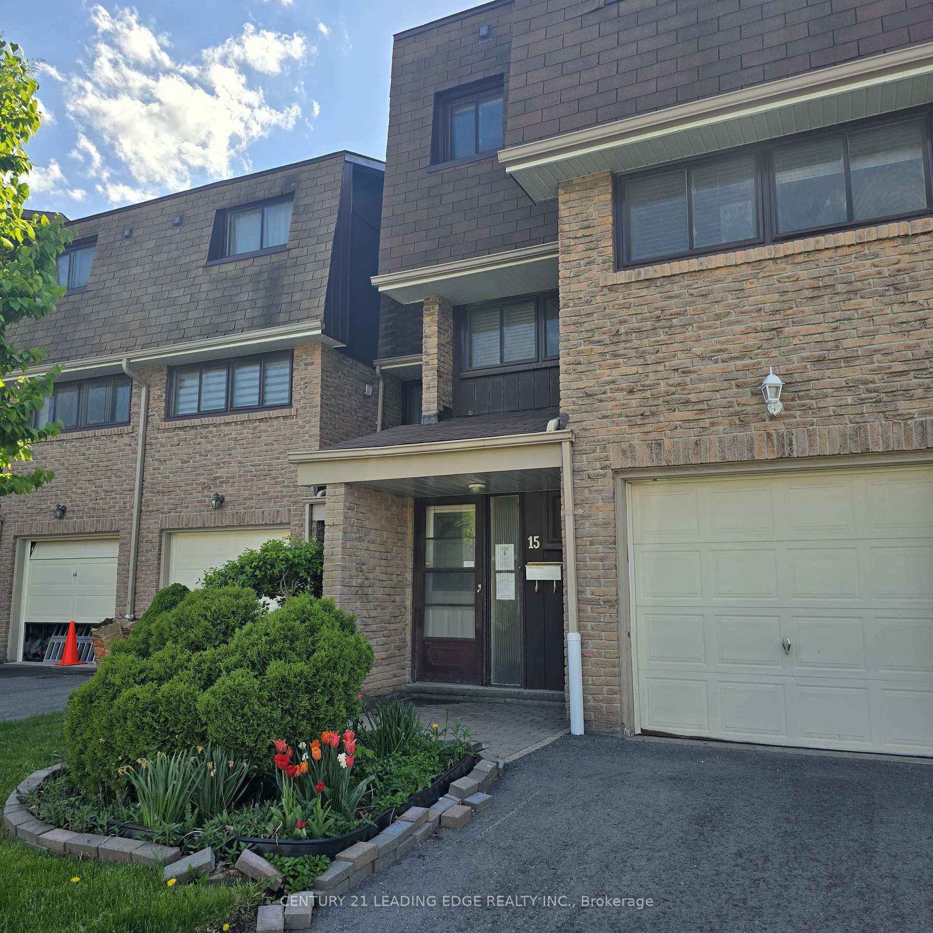 Photo de la propriété: 1958 Rosefield Road 15 ON L1V 2V8
