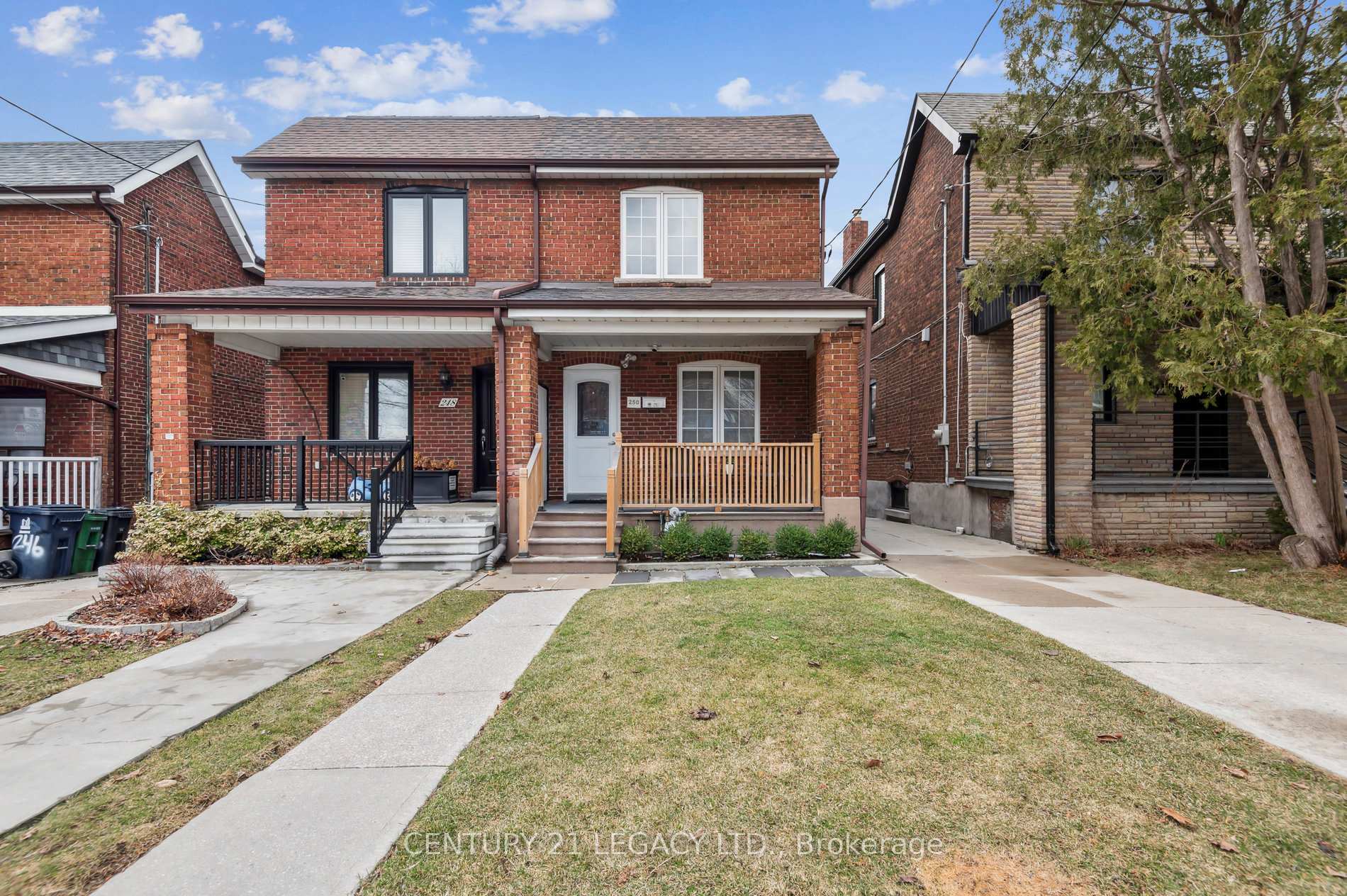 Photo de la propriété: 250 Gilbert Avenue ON M6E 4W7