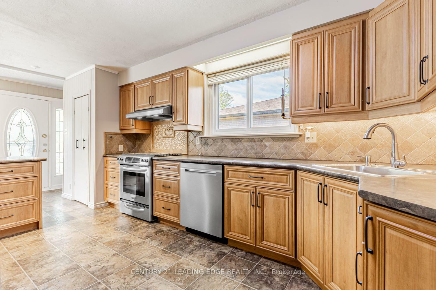 Photo de la propriété: 818 Sanok Drive ON L1W 2R2