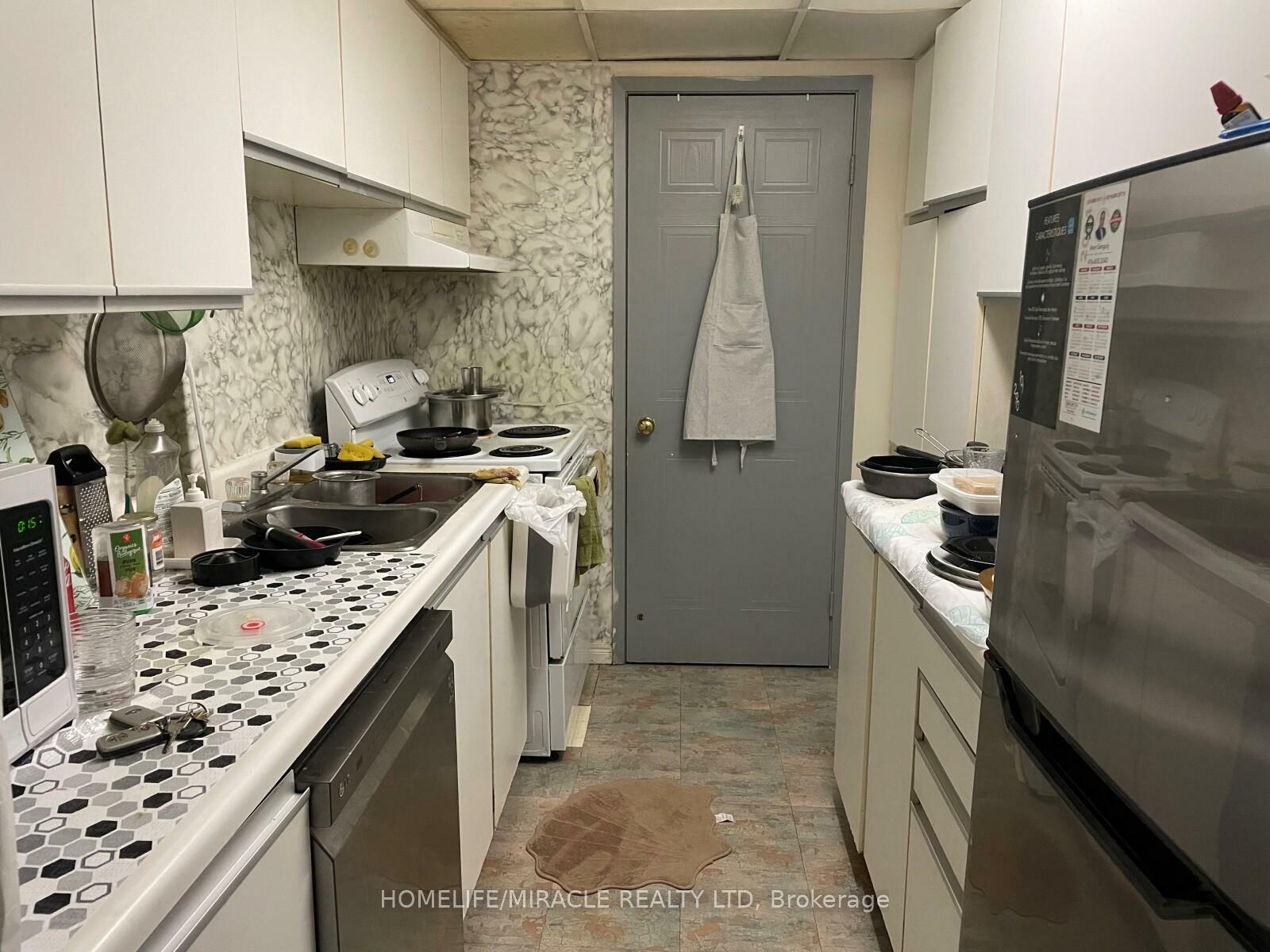 Property Photo: 25 Fairview Road W 303 ON L5B 3Y8