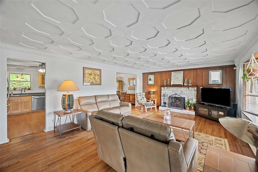 Property Photo: 426 Oliver Dr PA 15131