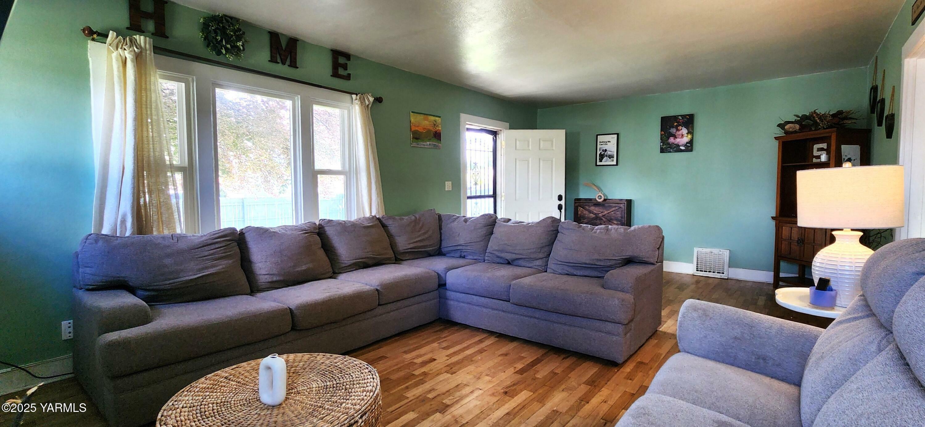 Property Photo: 4511 Englewood Ave Ave WA 98908