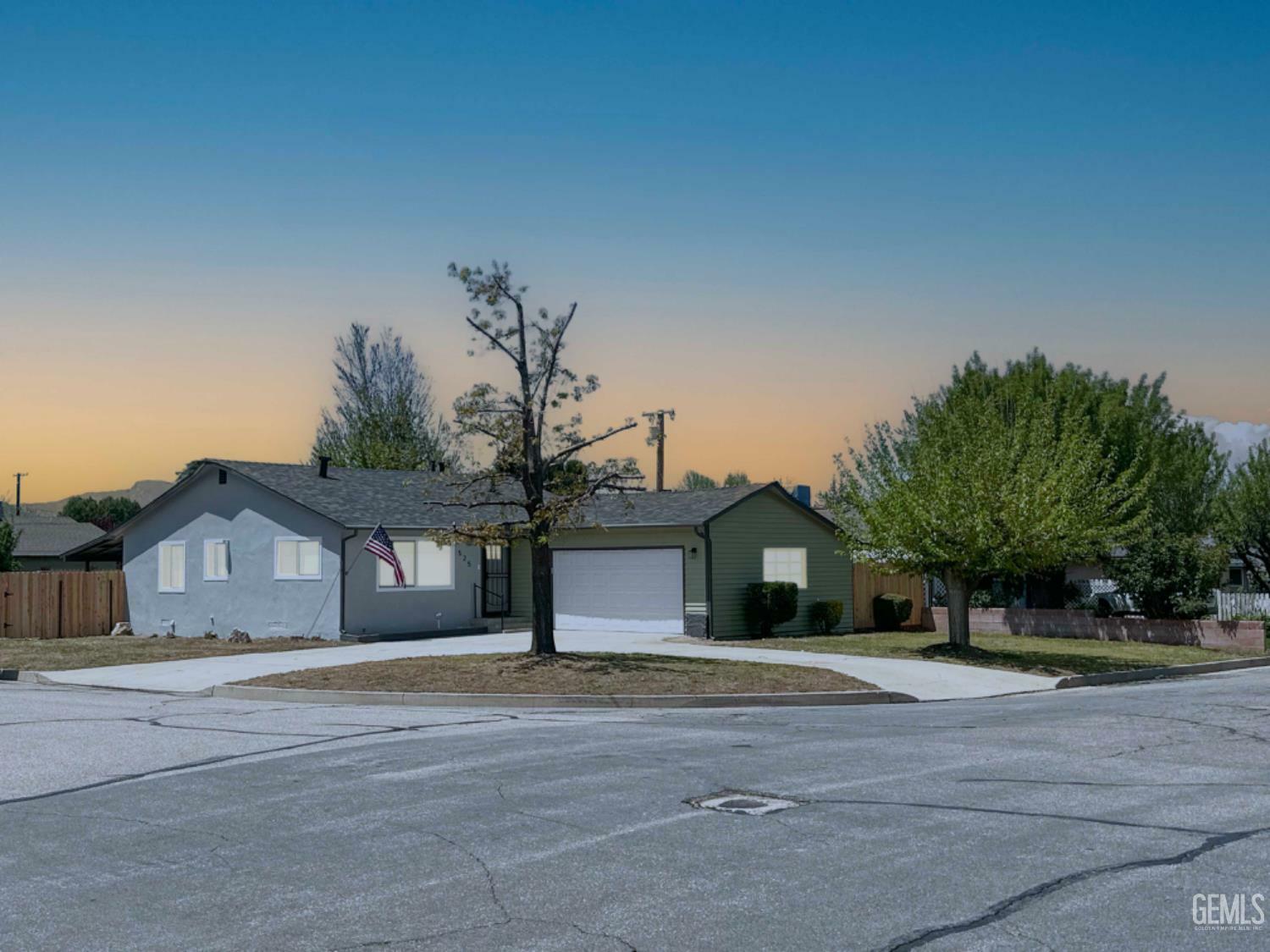 Property Photo: 525 Carroll Way CA 93561