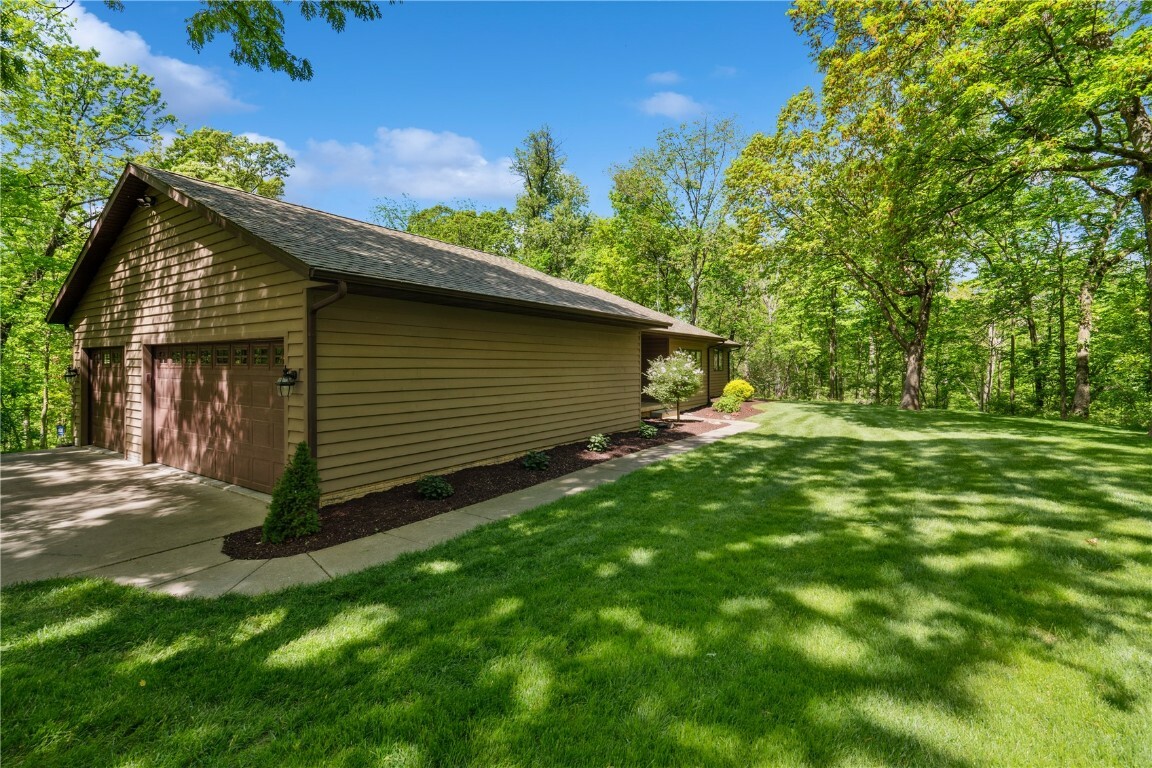 Property Photo: 1445 NE Butternut Ln IA 52338