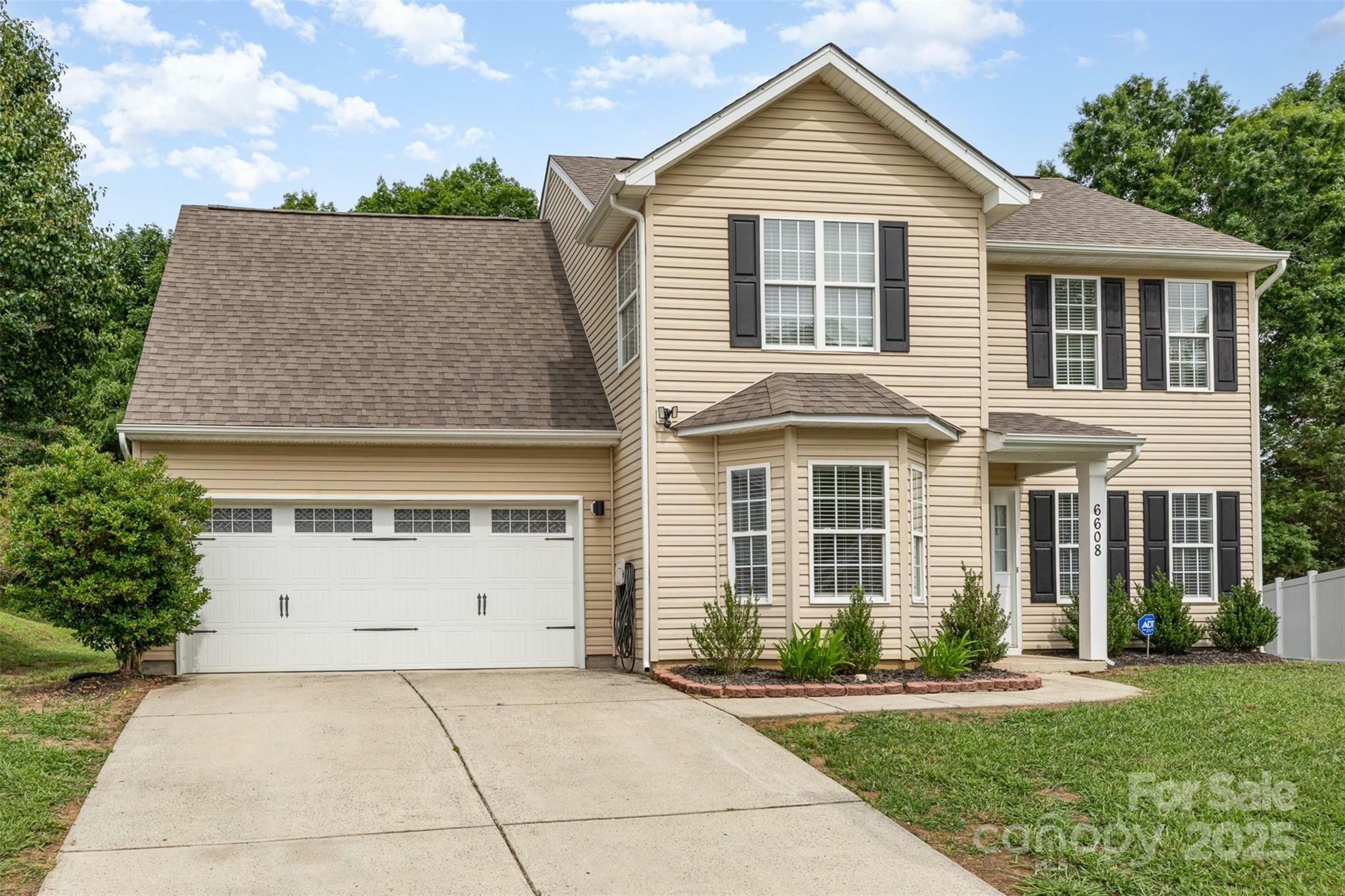 Property Photo: 6608 Pattonsburg Drive NC 28213