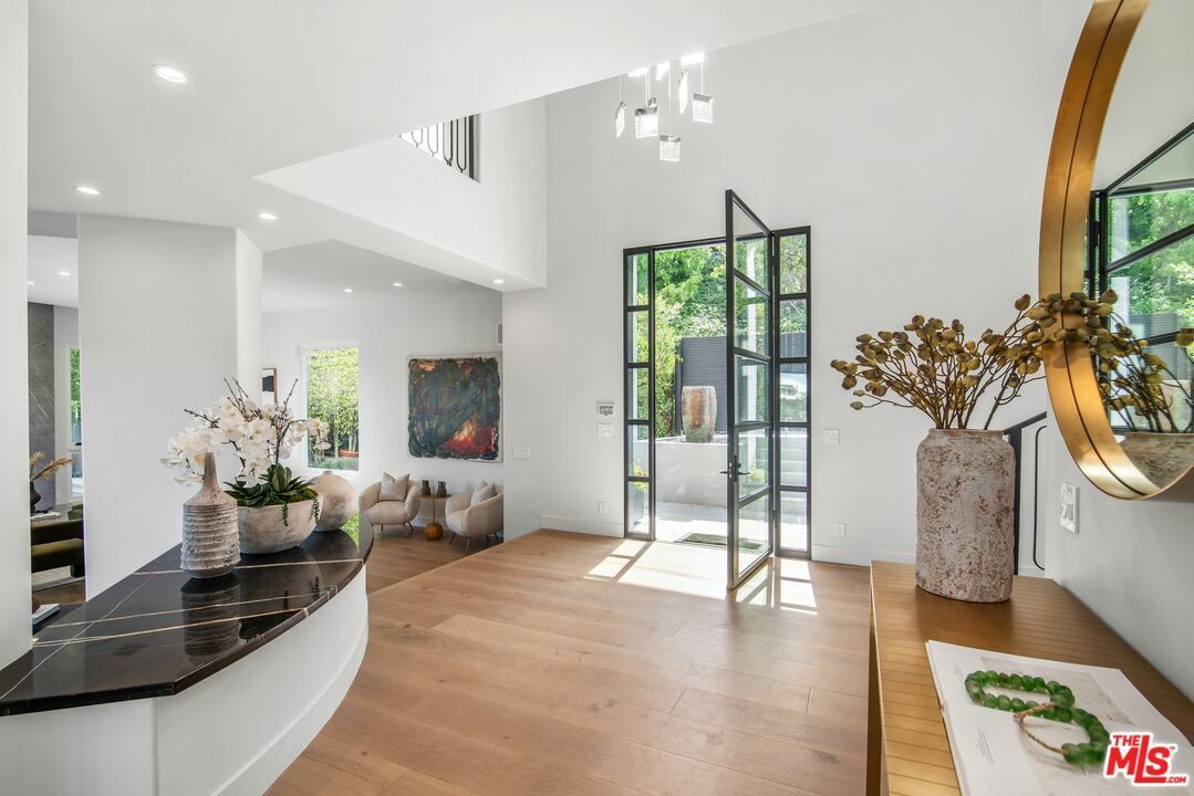 Property Photo: 930 N Tigertail Rd CA 90049
