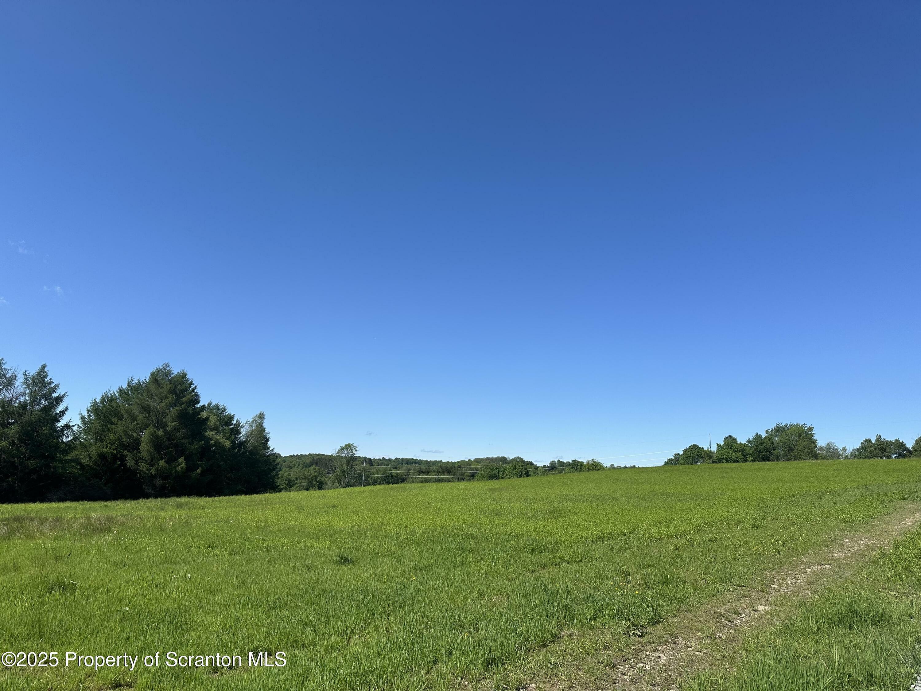 Property Photo: 1520 N Abington Rd PA 18414
