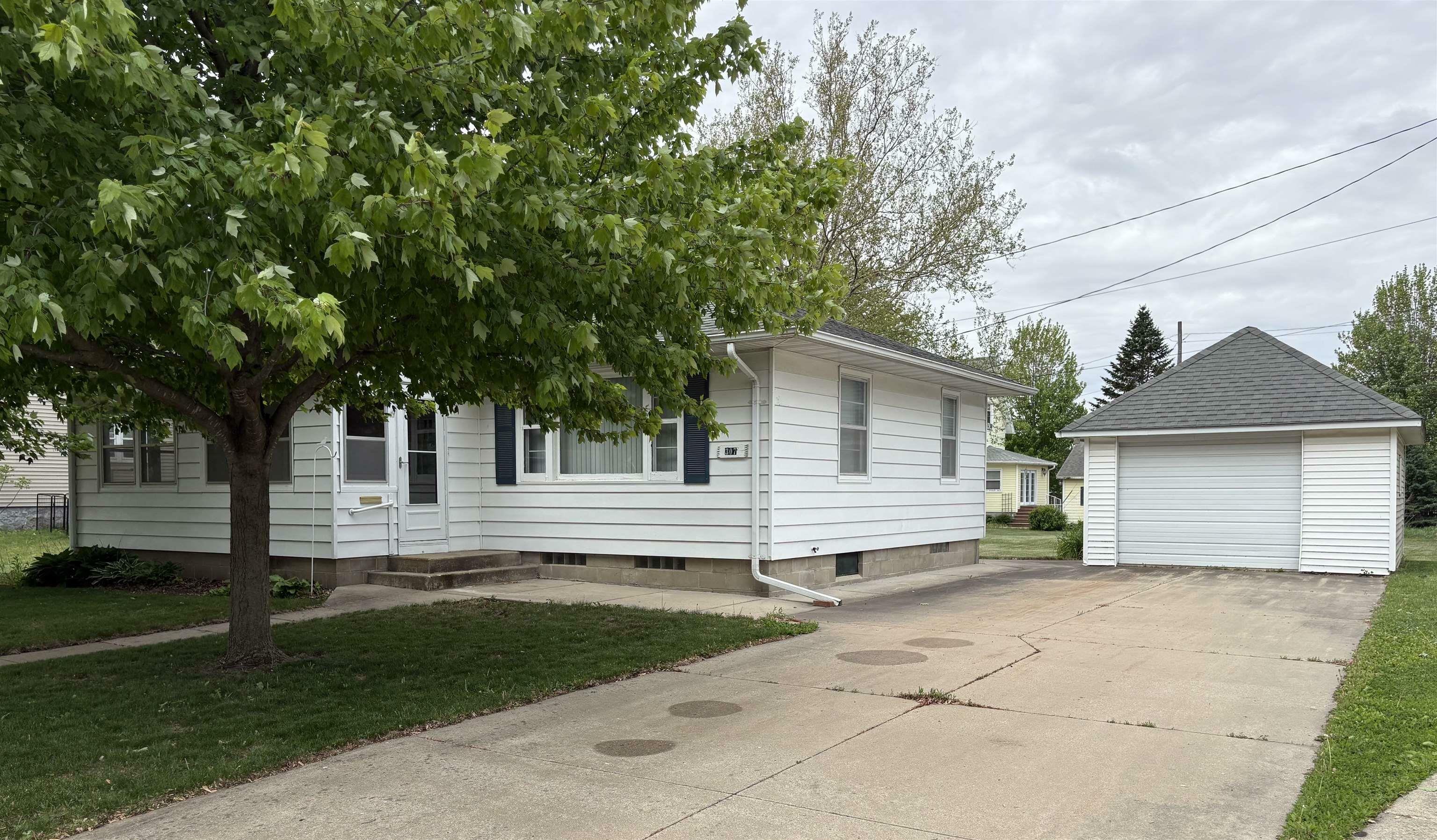 Property Photo: 307 NE 6th Avenue IA 50644