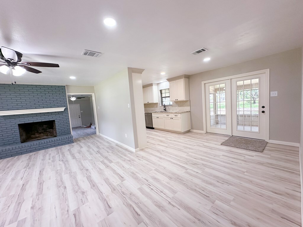 Property Photo: 213 Crosstimbers TX 75904