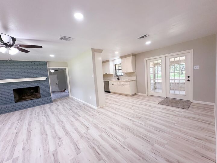 Property Photo:  213 Crosstimbers  TX 75904 