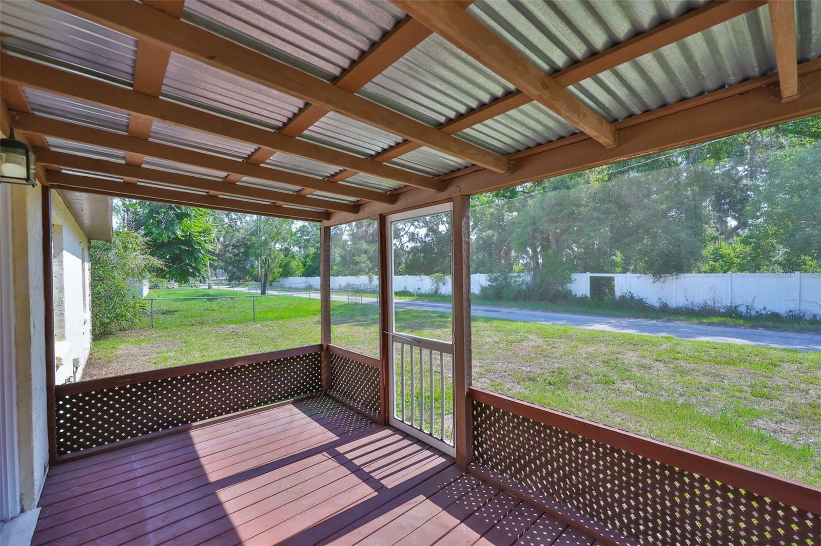 Property Photo: 1019 Lakeside Drive FL 33584