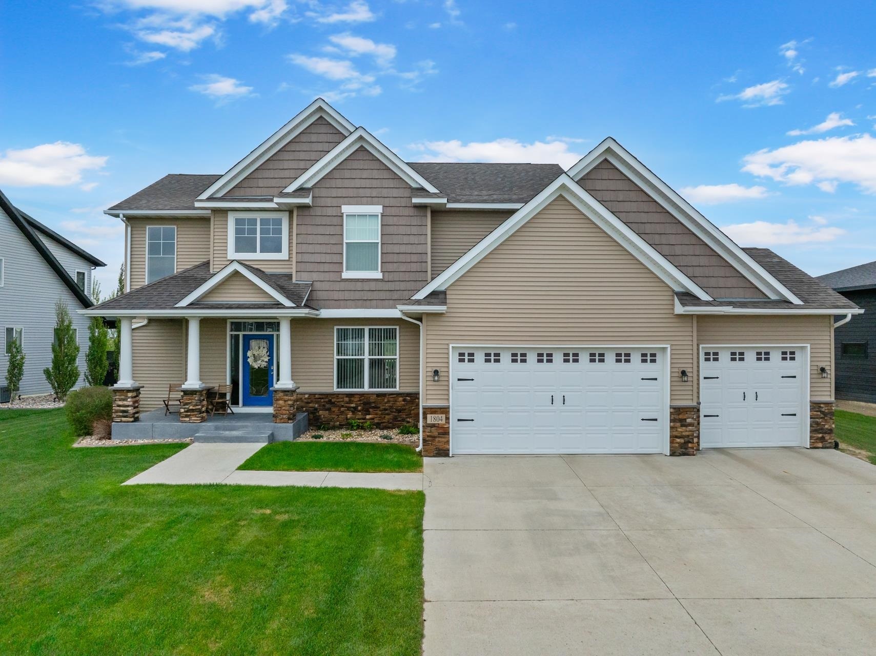 Property Photo: 1804 Valley Bluffs Dr SE ND 58701