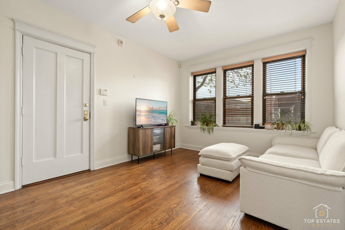 Property Photo: 2717 W Wellington Avenue 2 IL 60618